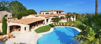 Luxurious Villa with Pool, Tennis Court, Pétanque, Bar, Pizza Oven, and Sea View