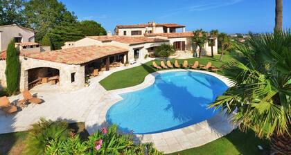 Luxurious Villa with Pool, Tennis Court, Pétanque, Bar, Pizza Oven, and Sea View