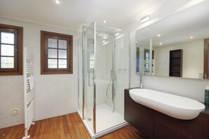 Douche, séchoir à cheveux, bidet, serviettes fournies