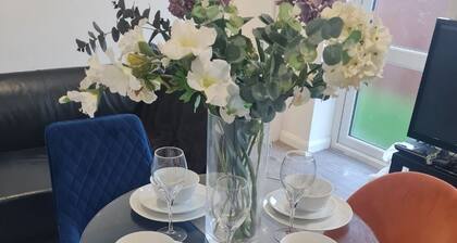 🏡 *Modern 2-Bedroom Flat with Sofa Bed: Your Home Near London's Heart!**