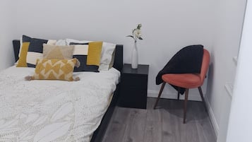 2 bedrooms, desk, WiFi