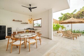 Villa superior | Cocina privada | Frigorífico, placa de cocina, tostadora y licuadora