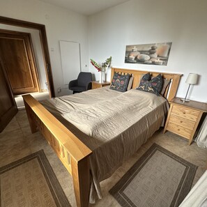 2 bedrooms, travel cot, free WiFi, bed sheets