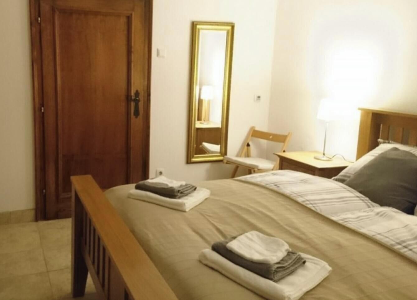 2 室のベッドルーム、旅行用ベビーベッド、WiFi (無料)、ベッドシーツ