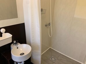 Shower, towels, soap, shampoo - Veni Apartments (Graz)