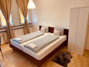 Decoración individual, mobiliario individual, wifi gratis y ropa de cama
