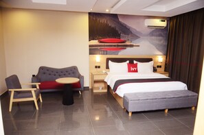 Habitación Deluxe | Ropa de cama de alta calidad, colchones Tempur-Pedic, caja fuerte