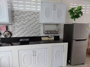 Fridge, microwave, stovetop, electric kettle - Happy Space, cozy villa 2BR 2BA Free Wifi & Parking (Nong Yat, Muang Nakhon Phanom)