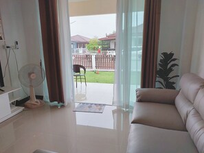 Smart TV - Happy Space, cozy villa 2BR 2BA Free Wifi & Parking (Nong Yat, Muang Nakhon Phanom)