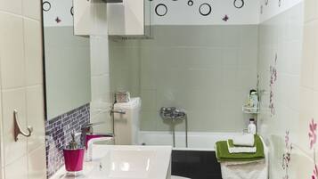 Badewanne, Haartrockner, Bidet, Handtücher