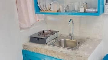 Een koelkast, een kookplaat, een koffiezetapparaat/waterkoker