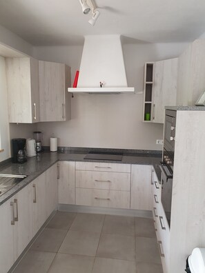 Mikrowelle, Ofen, Herdplatte, Geschirrspüler