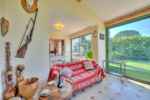 TV, stereo - Maison Marine, Antibes, France (Antibes)