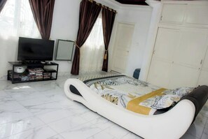 3 bedrooms, free WiFi, bed sheets, wheelchair access