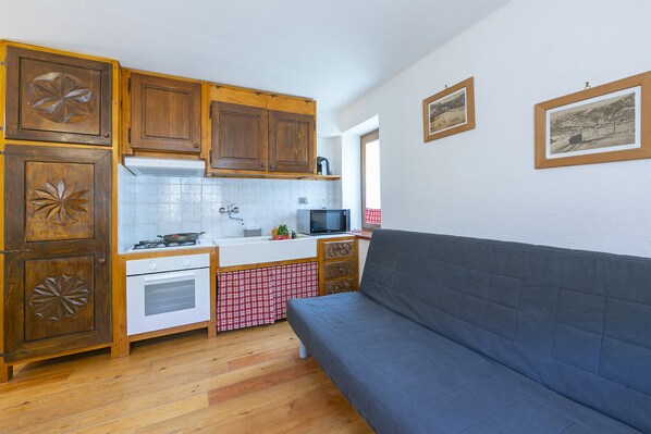 TV, books - Miramonti 21 Ski In - Ski Out, Sauze d'Oulx, Italy (Sauze d'Oulx)