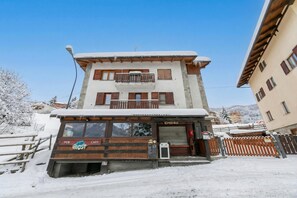 The apartment is located above a bar - Miramonti 21 Ski In - Ski Out, Sauze d'Oulx, Italy (Sauze d'Oulx)