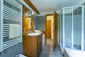 Baignoire, sèche-cheveux, bidet, serviettes fournies