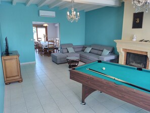 Een televisie en een dvd-speler