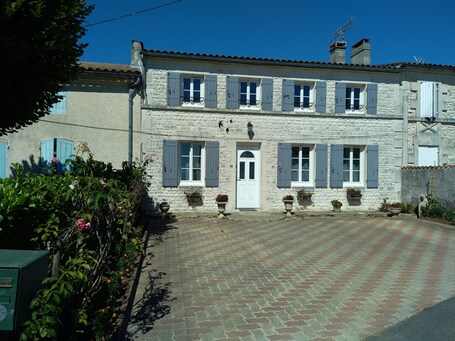 Exterior. Gîte Climatisé "les Hirondelles"