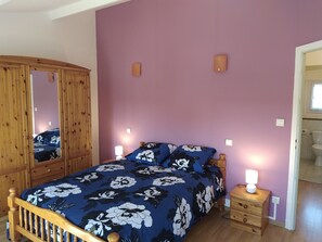 4 bedrooms, desk, iron/ironing board, travel cot - Gîte Climatisé "les Hirondelles" (Pons)
