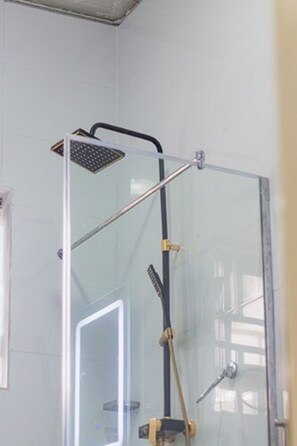 Executive Apartment | Bathroom | Rainfall showerhead, free toiletries, hair dryer, towels - The Pod (Abuja)