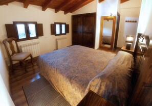 4 slaapkamers, een strijkplank/strijkijzer, reisbedje, gratis wifi