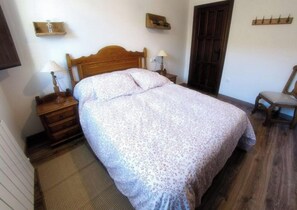 4 bedrooms, iron/ironing board, travel cot, free WiFi