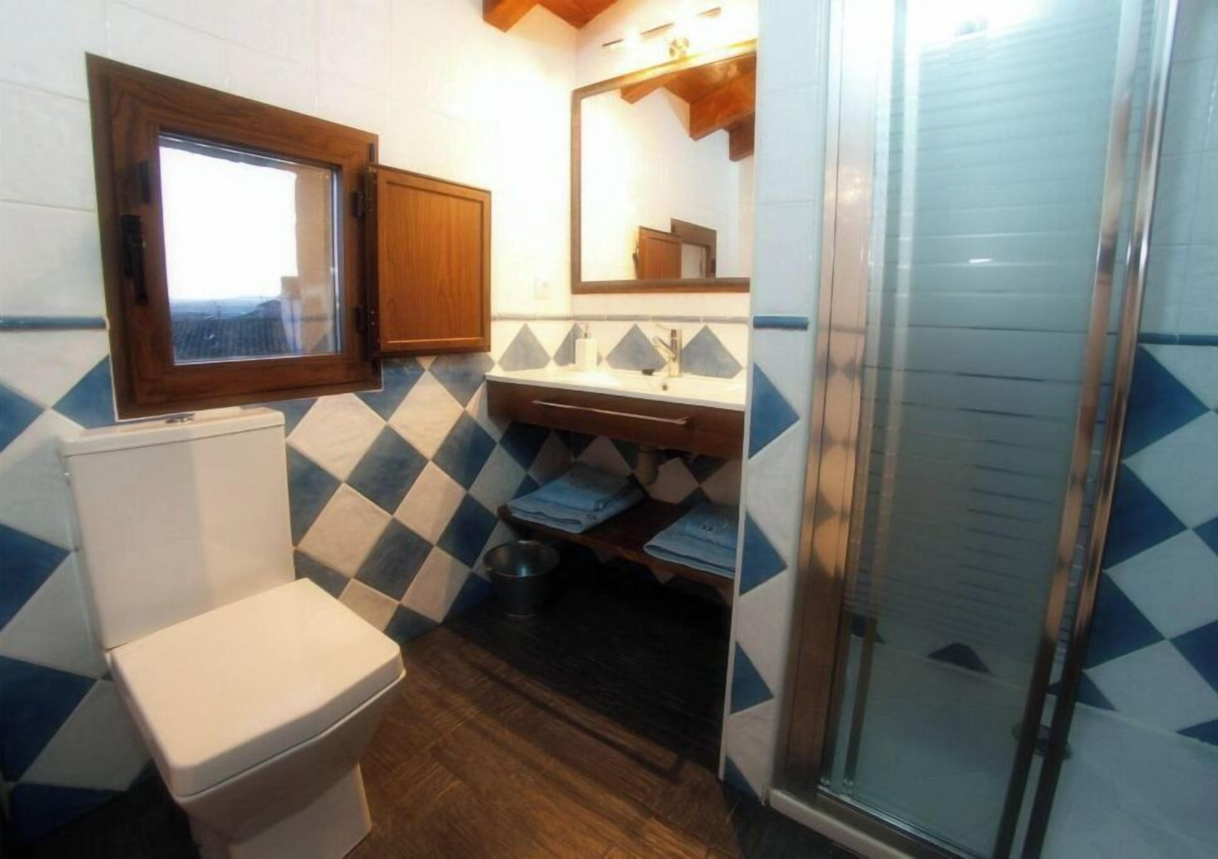 Een douche, een bubbelbad, een haardroger, handdoeken