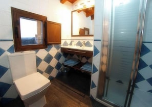 Douche, baignoire à remous, séchoir à cheveux, serviettes fournies