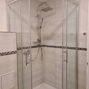 Chuveiro, secador de cabelo, toalhas de banho, sabonete