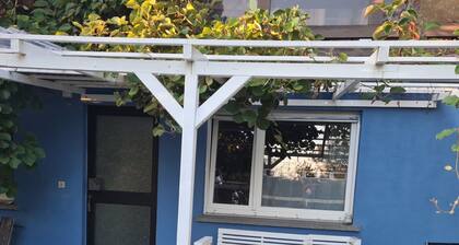 Cozy vacation apartment with large fenced garden