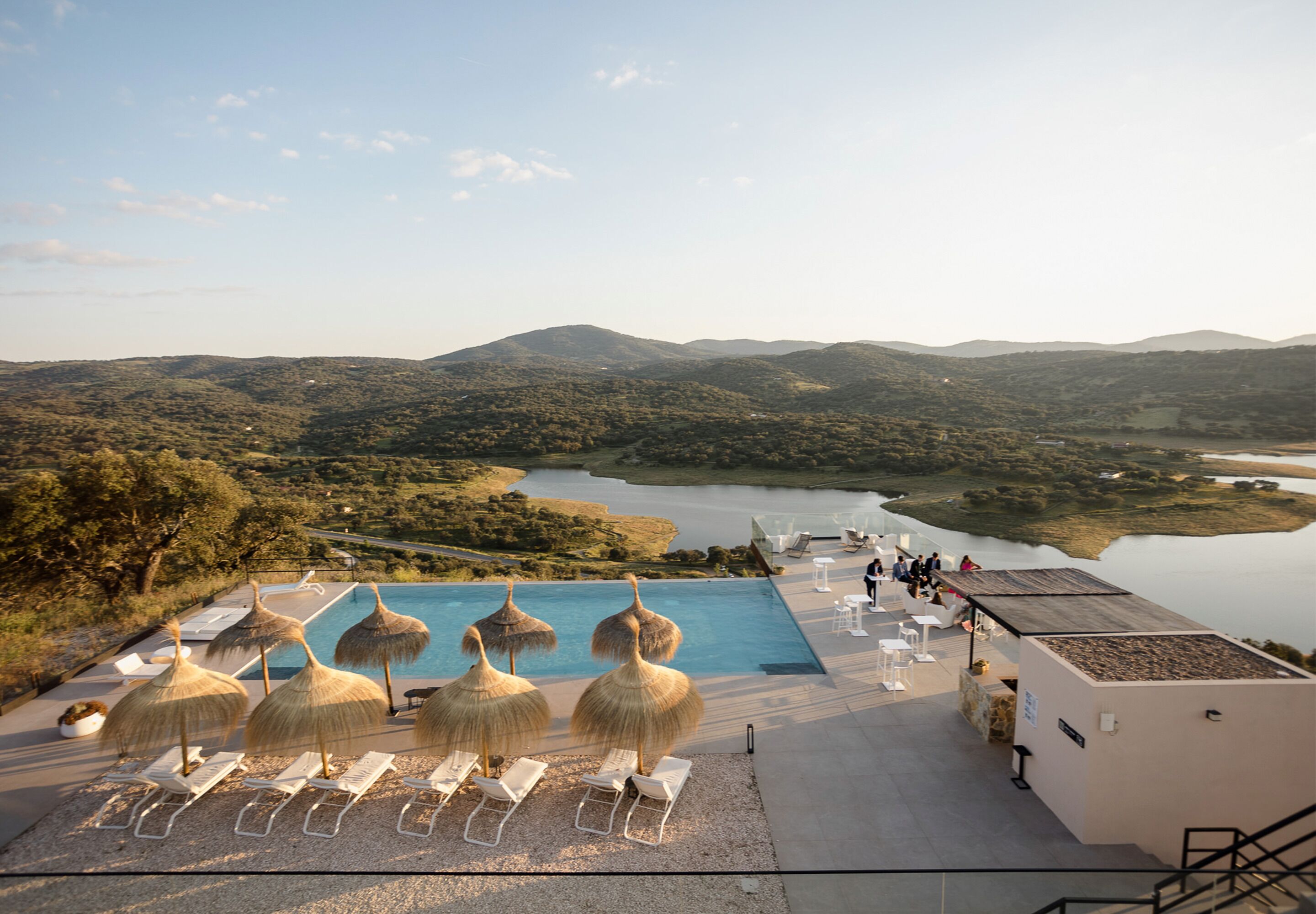 Een buitenzwembad, parasols voor strand/zwembad