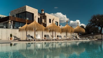 Piscine extérieure, parasols de plage, chaises longues