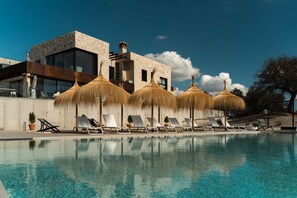 Outdoor pool, open 9:00 AM to 9:00 PM, pool umbrellas, sun loungers - Hoteles Desconecta2 by Vicoba (Monesterio)