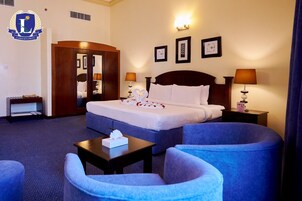 Edredones de plumas, caja fuerte, escritorio