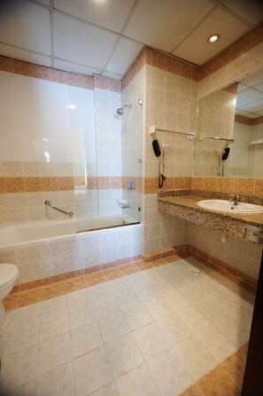 Combined shower/bathtub, rainfall showerhead, free toiletries, towels - La Rosa Hotel Juffair (Manama)