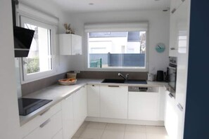 Fridge, microwave, oven, stovetop - Maison, 5mn de Plage Lanséria, 4 à 10 Personnes (Mesquer)