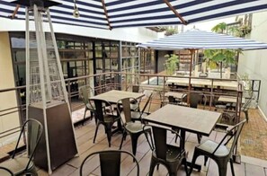 تناول الطعام بالخارج