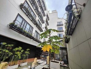 المنطقة المحيطة بالمنشأة