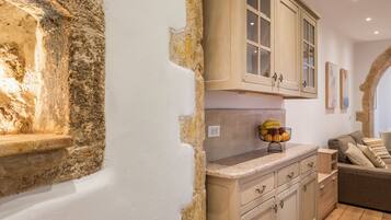 Apartemen Klasik | Dapur pribadi | Lemari es kecil, microwave, oven, dan kompor