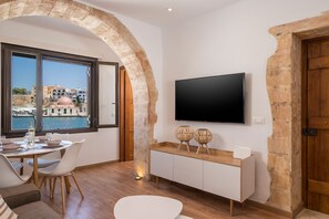 Classic-Apartment | Wohnbereich | 50-Zoll-Smart-TV mit Digitalempfang, Fernseher, Netflix