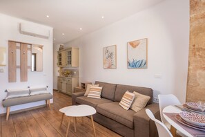 Classic Apartment | Living area | 50-inch Smart TV with digital channels, TV, Netflix - Pasifai Residence - Chania old town (Chania)