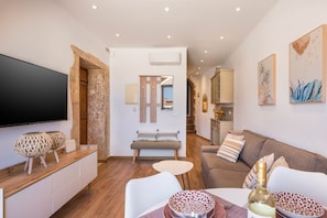 Classic Apartment | Living area | 50-inch Smart TV with digital channels, TV, Netflix - Pasifai Residence - Chania old town (Chania)