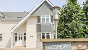 En byggnad med en skylt som visar texten ”Godrevy View”.