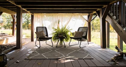 Book newly renovated entire first level. Quiet country cottage.