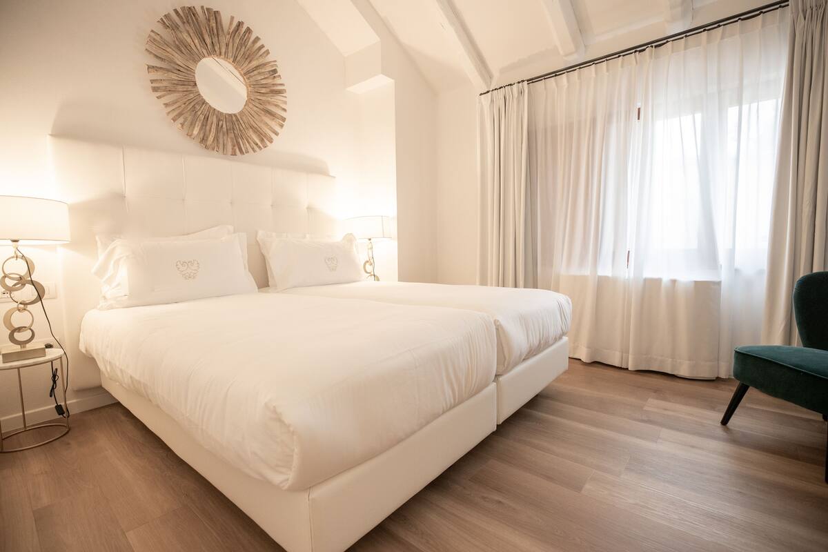 Master Suite Duplex With Two Bedrooms | Safe på rommet, strykejern/-brett, wi-fi (inkludert) og sengetøy
