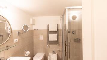 Open Loft | Kamar mandi | Shower, perlengkapan mandi gratis, pengering rambut, dan jubah mandi