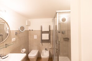 Bathroom - Grand Hotel Duchi d'Aosta Apartments (Trieste)