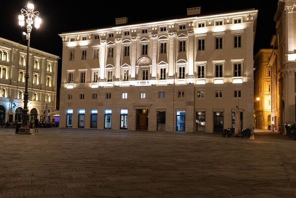 Front of property - Grand Hotel Duchi d'Aosta Apartments (Trieste)