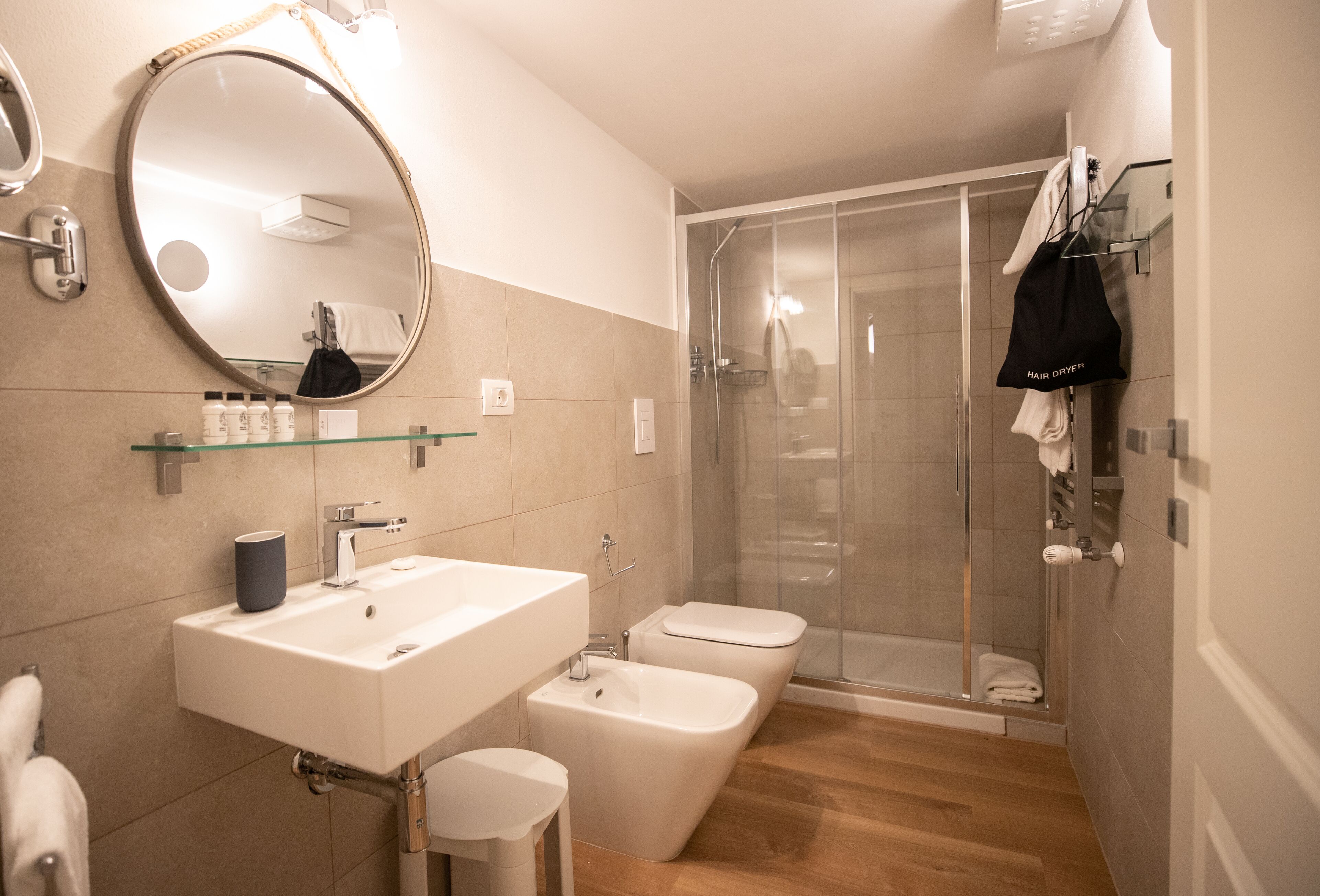 Duplex Suite With Square View | ห้องน้ำ | ฝักบัว, ของใช้ในห้องน้ำฟรี, ไดร์เป่าผม, เสื้อคลุมอาบน้ำ